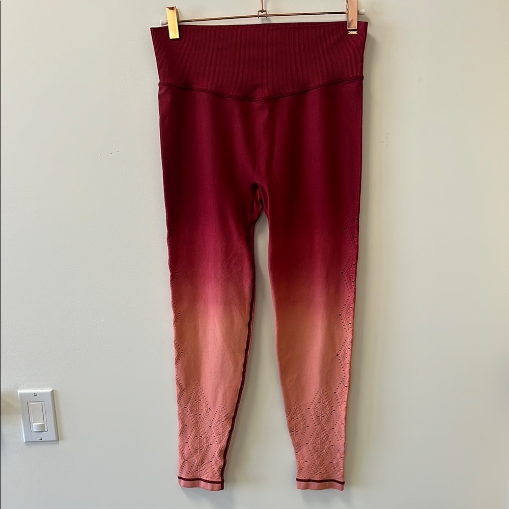 PINK Victoria's Secret Sz Large Ombre Burgundy and Pink Seamless Leggings